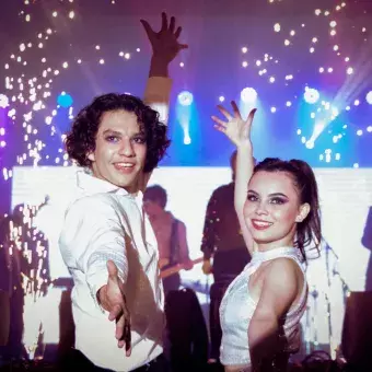 Chico y chica posando después de terminar su número musical