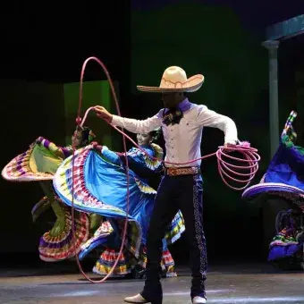 Baile folclórico de Jalisco en el espectáculo de Estampas de México del Tec Guadalajara.
