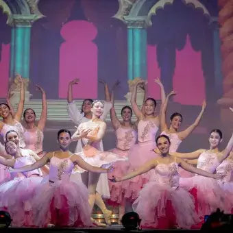 Tec Pue da bienvenida a las fiestas con música, luces y ballet (fotos)