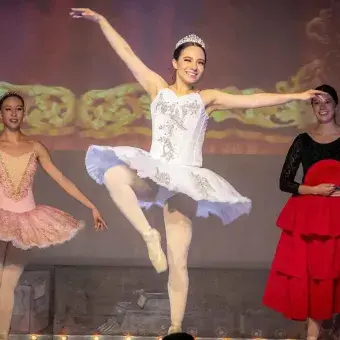Tec Pue da bienvenida a las fiestas con música, luces y ballet (fotos)
