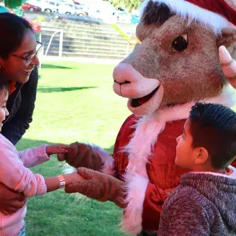 Niños disfrutando de Operación Santa