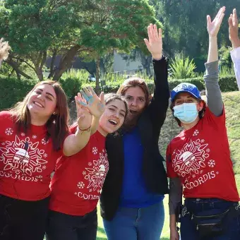 Niños disfrutando de Operación Santa