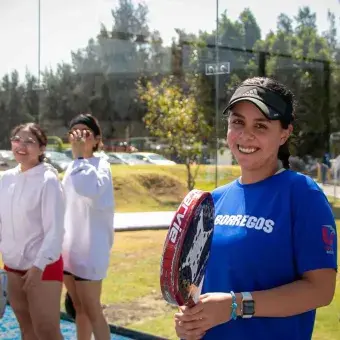Los alumnos pudieron aprender y probar sus habilidades en la clínica de pádel