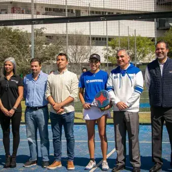 Directivos del Tec de Monterrey en la inauguración de la cancha de pádel