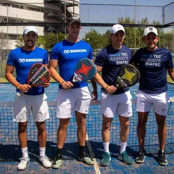 Los alumnos y los exatecs listos para el juego de exhibición