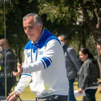 Saque inaugural de la cancha de pádel por parte del director Jorge Rocha