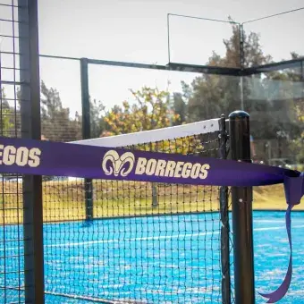 Todo listo para el corte de listón en la inauguración de la primera cancha de pádel.