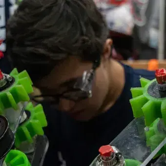 Estudiante de PrepaTec trabajando en su robot en el mundial de FIRST.