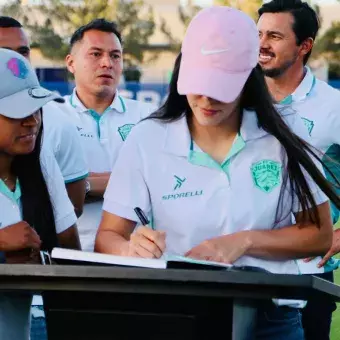 Firma de libro de visitas distinguidas del Tec campus Juárez 