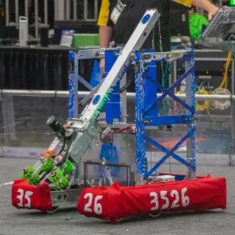 Robots y alumnos en PrepaTec en el mundial de FIRST.