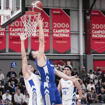 Borregos Hidalgo defendiendo su canasta contra Borregos Monterrey