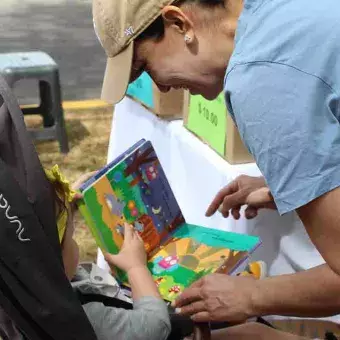 bebe-leyendo-libro-pequeño