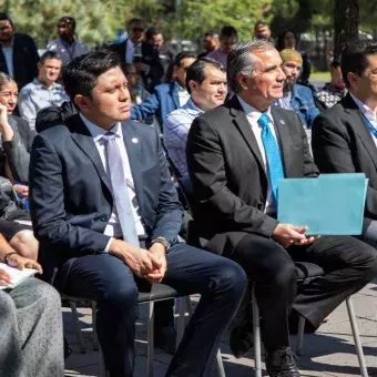 Las estatuas representan la labor en la enseñanza de las y los profesores.