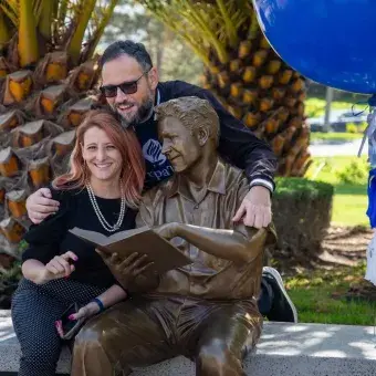 Las estatuas representan la labor en la enseñanza de las y los profesores.