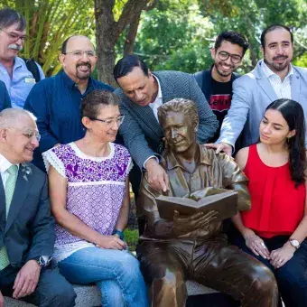 Las estatuas representan la labor en la enseñanza de las y los profesores.