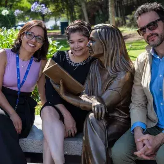 Las estatuas representan la labor en la enseñanza de las y los profesores.