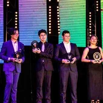 Las y los ganadores de Talento que Inspira posaron para la foto.
