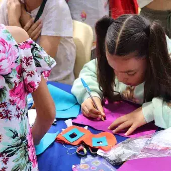 niña-coloreando-libro