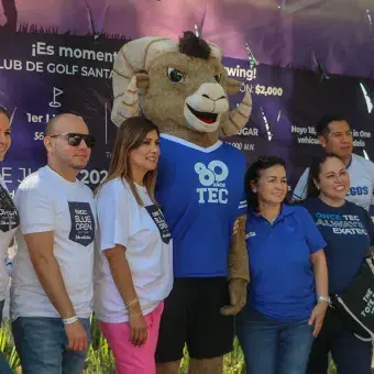 Equipo de campus Irapuato posando con Teus