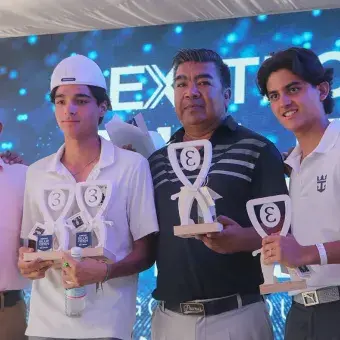 Golfistas recibiendo su premio 