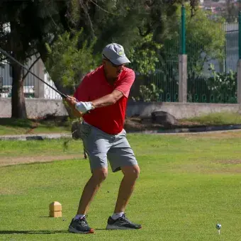 Golfista haciendo su tiro 