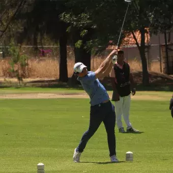 Golfista haciendo su tiro 