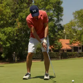 Golfista haciendo su tiro 