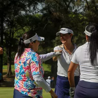 Golfistas celebrando su buen juego 