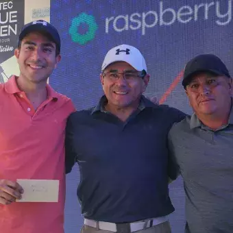 Golfistas recibiendo su premio 