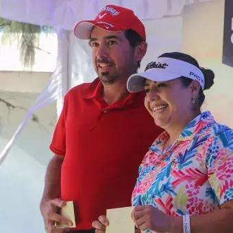 Golfistas recibiendo su premio 