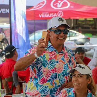 Golfistas ganadores de artículos en la rifa 