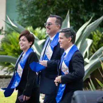 Directivos posando al ire libre