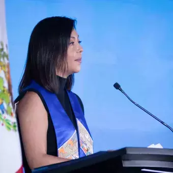 María de Lourdes Conde Zambrano dando discurso