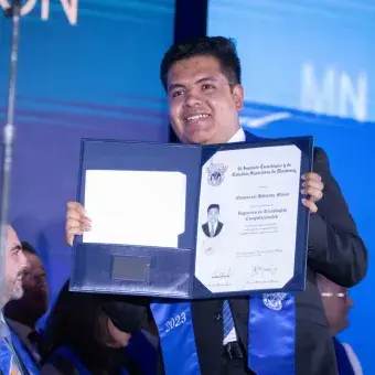 Graduado enseñando su título