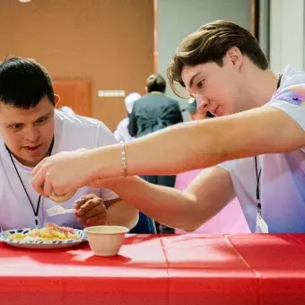 Niño en clase de cocina