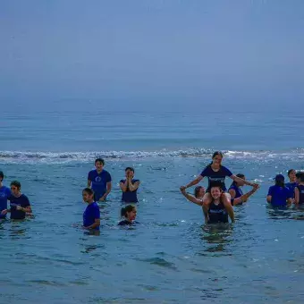 Alumnos en la orilla de la playa