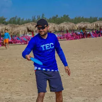 Director Oscar Flores Cano jugando con disco en la playa miramar