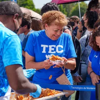 La comunidad Tec disfrutando de los Chilaquiles