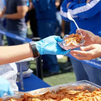 La comunidad Tec disfrutando de los Chilaquiles