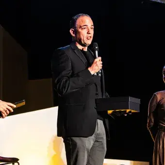 Eduardo Arrambide, director del Tec campus Laguna, otorga presente a Katya Echazarreta