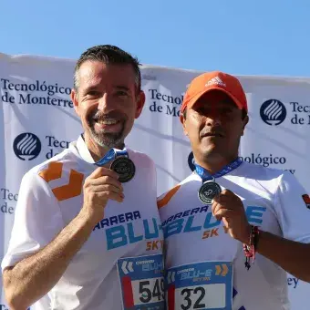 Enseñando la medalla