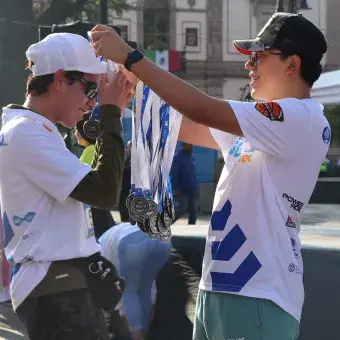 Recibiendo medalla