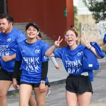 Amigas corriendo juntas