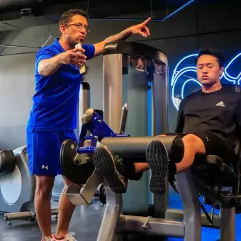 Coach entrenando a estudiante en el nuevo gym de PrepaTec Querétaro