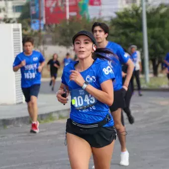 Chica concentrada en la carrera