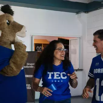 Directivos entrando al nuevo gym de campus Querétaro