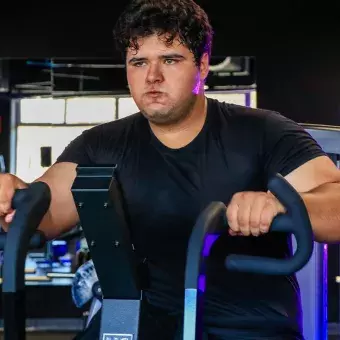 Estudiante entrando en el nuevo gym de PrepaTec Querétaro