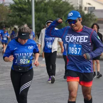 Papás corriendo juntos