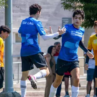 Equipo de futbol de campus Laguna en los Intercampus