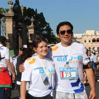 Padre e hija con medalla